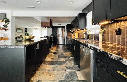 Mesa House | Modern Lux: Sleeps 10, Free Heated Pool, Hot Tub, BBQ, Cinema room & more!