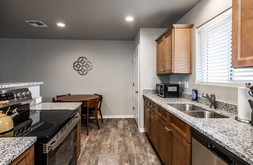 Kingman House | Modern Luxury Retreat | Brand-New Build | Pet-Friendly