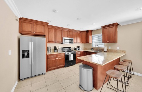Midway City House | Modern Spacious Central 5 bedroom Pool House with Spa