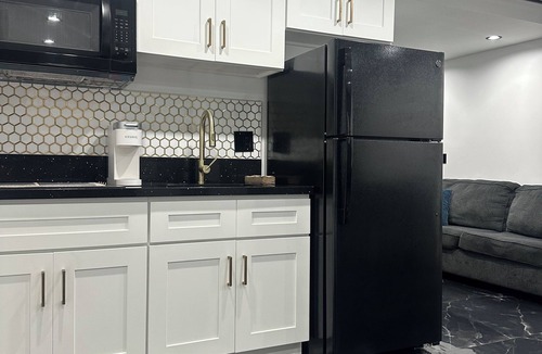 Del Aire Apartment | Modern Studio Near SoFi - Private Entry - Parking