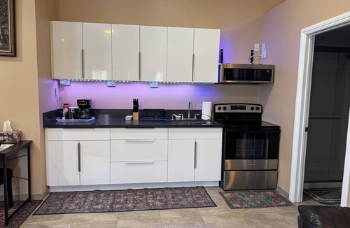La Sierra Hills Apartment | Modern Studio w/King Bed, Workspace, Kitchenette