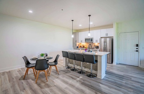 Glendale Sports and Entertainment District Apartment | Modern Westgate Condo | Pool, HotTub, Gym &Parking