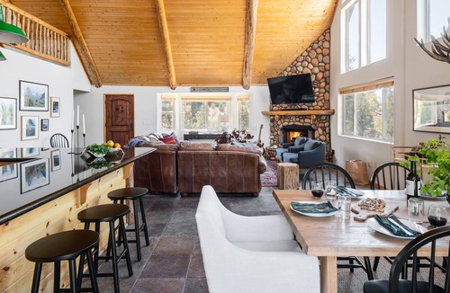 Castle Glen Estates Cabin | Moonridge by AvantStay | Cozy Big Bear Cabin w/ Hot Tub, Game Room&Large Balcony