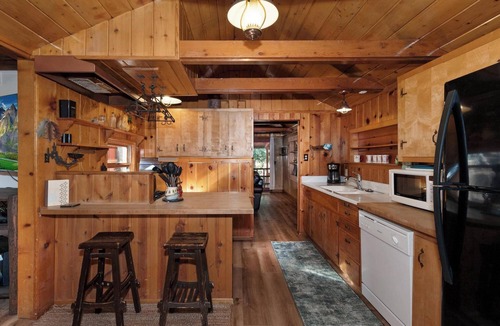 Big Bear Lake Cabin | Moose Creek Manor by Destination Big Bear : Near the Village!BBQ! Cable TV! Laundry! Cute Yard! Historic Charm!