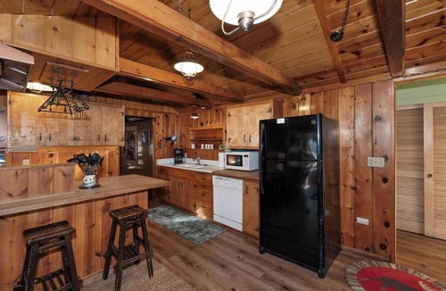 Big Bear Lake Cabin | Moose Creek Manor by Destination Big Bear : Near the Village!BBQ! Cable TV! Laundry! Cute Yard! Historic Charm!