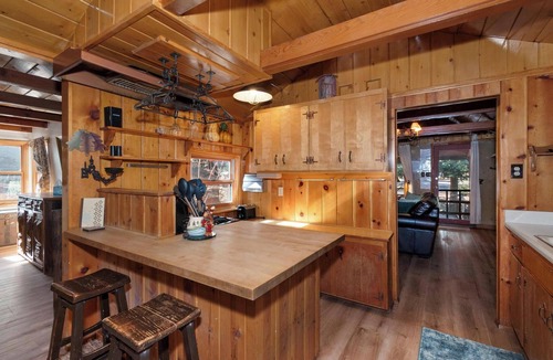 Big Bear Lake Cabin | Moose Creek Manor by Destination Big Bear : Near the Village!BBQ! Cable TV! Laundry! Cute Yard! Historic Charm!