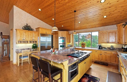 Castle Glen Estates Cabin | Mountain Canyon Retreat by Destination Big Bear : View of Lake and Mountains! EV Charger! Pool Table! Ping Pong!