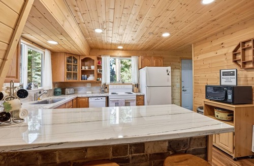 Meadow View Heights Cabin | Mountain Charm Quaint 2-bedroom cabin in Duck Creek Village