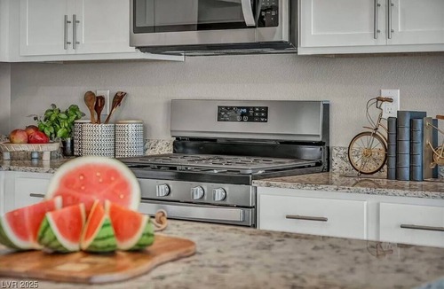 Las Vegas House | Mountain-View Oasis — Private Rooms for Rent