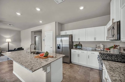 Las Vegas House | Mountain-View Oasis — Private Rooms for Rent