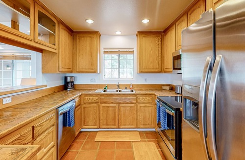 Indian Cove House | Mountain-view desert retreat with central AC, lanai, & washer/dryer