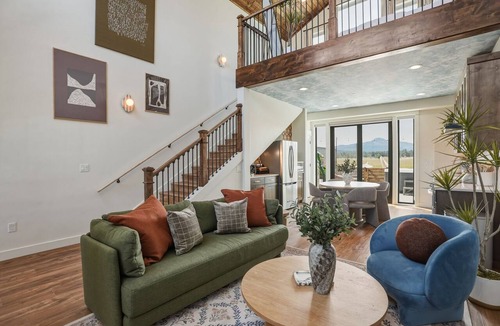 Sisters Ski Chalet | Mountain Views, Walk to Town, Luxury, HOT TUB, Dogs OK!
