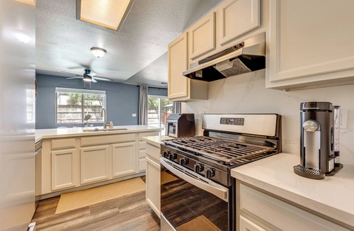 Visalia House | Mtn Retreat 3 Mi to Dtwn Visalia w/Poolside BBQ