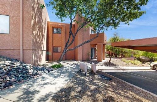 Tucson House | Mtn-View Condo w/Resort Amenities in Tucson!