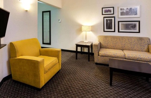 Superstition Springs House | N/S King Bed One-Bedroom w/ Pool View at La Quinta Inn & Stes by Wyndham Mesa