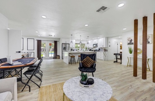 Paradise Villa | Near convention center! Amazing! 6BR 3BT huge yard & pool stay with style!