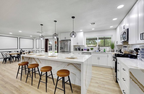 Paradise Villa | Near convention center! Amazing! 6BR 3BT huge yard & pool stay with style!