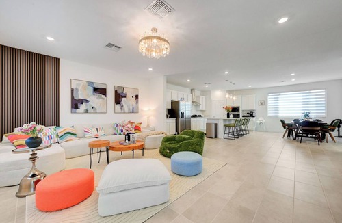 Sovana House | Near Strip Beautiful 6BR8 Beds New Furniture