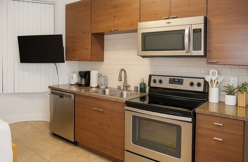 Del Rey Apartment | Neat Marina Studio by the Ocean Pool Gym Hot Tub BBQ Office