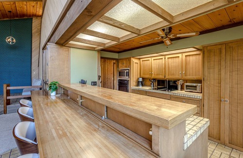 Three Rivers House | Nested near the Sequoia National Park, the Mountain Top home offers great views