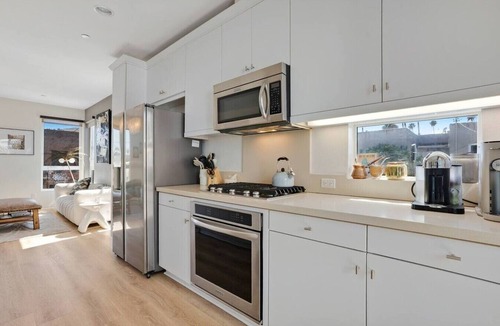 Hollywood Villa | NEW! 3BR Townhouse, Iconic Hollywood Sign Views