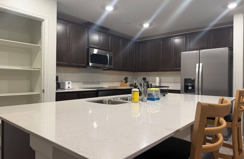 Roosevelt House | New Charming 3-bedroom house with full kitchen/master bedroom suite in Fresno