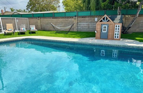 Southwest Anaheim House | New Cheerful Stylish Villa - Pool, Spa, Mini Golf, Fire pit, Walk to Disneyland