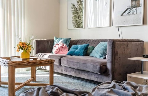 Los Angeles Apartment | New Coastal Oasis 3 Bed Apt by LAX/Sofi Stadium