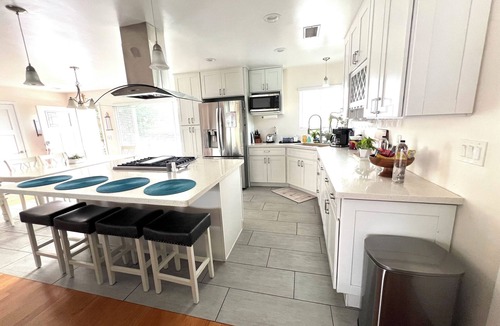 El Cerrito House | NEW! Family Friendly Retreat w/Yard & Play 2000sqft Free Parking AT&T Fiber