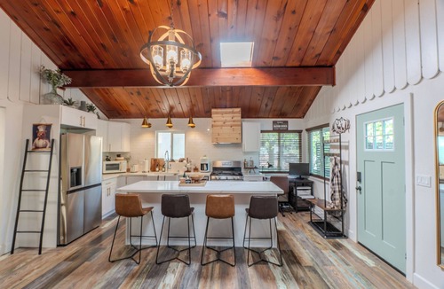 Crestline Cabin | NEW SPA, Deck, BBQ, Fire Pit, 3 Min to Lake