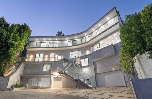 Hollywood Hills House | Newly Built Modern 5bd/6ba Estate in Hollywood Hills with 2 pools & City Views!