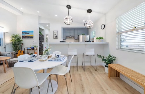 Mid Central House | Newly Refreshed Designer House in Pasadena with Outdoor Kitchen & King Bed & AC