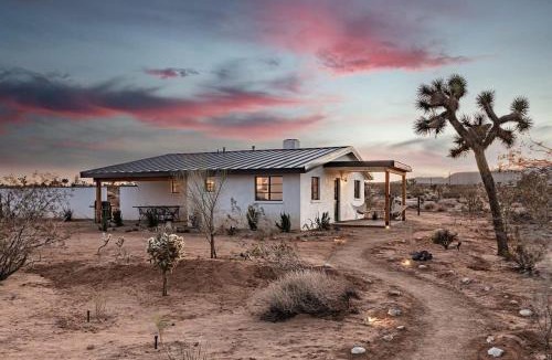 Yucca Valley House | Nickey Kehoe- Heiwa Cottage Pool and Spa