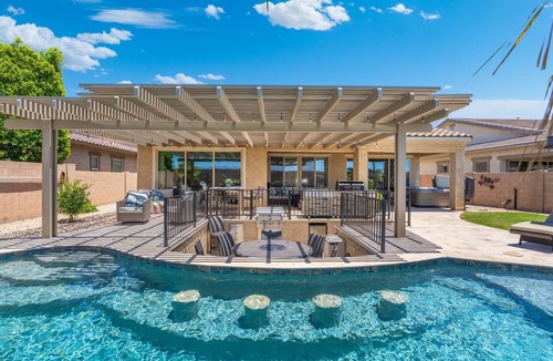Palm Valley House | No Fee Heated pool & Spa gorgeous House.