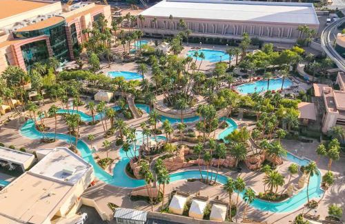 Las Vegas House | No Resort Fee Strip View Balcony+ Free Valet+Pool