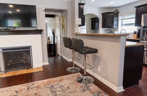 NoHo Arts District House | NOHO SERENITY: MODERN 3BR *HOUSE* w/PARKING, YARD & OUTDOOR SEATING p15