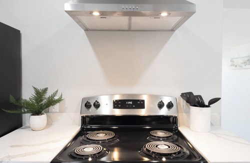 Visalia House | Ocean Breeze Modern Pet-Friendly Sequoia Home
