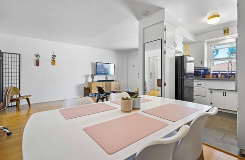 Alamitos Beach Condo | Oceanside Hermosa, 1 Minute Walk to the Beach, Parking, Kitchen, AC, Fit 4 Guest