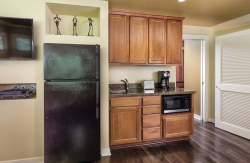 Paradise Valley Village Resort | OFFICIAL LISTING | Wyndham - Orange Tree Golf Resort 1BR w/Golf, Pool, & More!