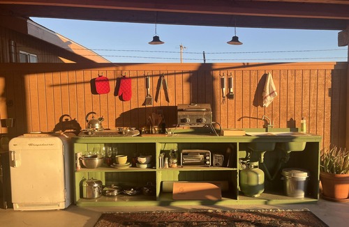 Yucca Valley House | One bedroom semi-detached guest room in Yucca Valley home with outdoor kitchen