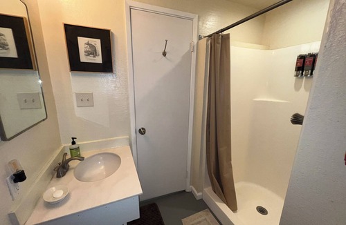 Yucca Valley House | One bedroom semi-detached guest room in Yucca Valley home with outdoor kitchen