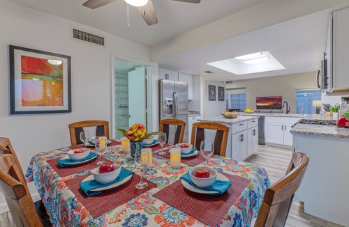 East Mesa House | Painted Mt GOLF Course Views, Heated POOL, King Beds & TVs All BRs, 2 Bikes