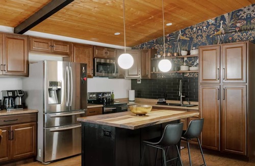 Strawberry Cabin | PEACE in the PINES. Velvet Antler: EV Charger, Dog Run, Hot Tub
