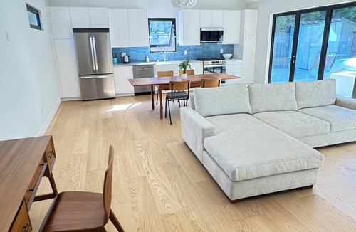 Sunset Park House | Peaceful 1-bedroom bungalow with private patio in Santa Monica