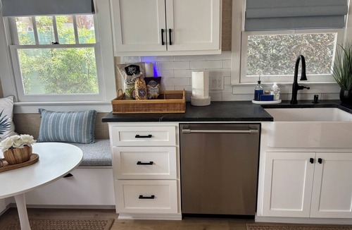 South Redondo House | Peaceful 2-bedroom house with AC in Redondo Beach steps from the sand .