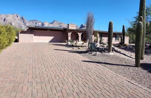The Foothills House | Peaceful Catalina Foothills retreat w/stunning views close to hiking & shopping