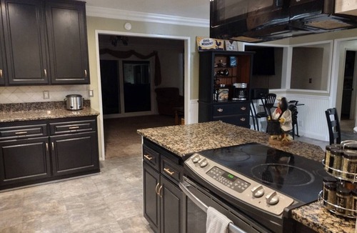 Hemet House | Peaceful & Cozy 3 bedroom Ranch-Home w/Fireplace and Gaming Garage!