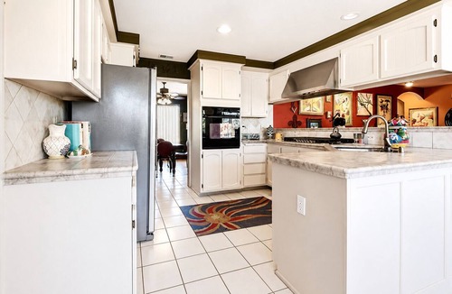 Hesperia House | Peaceful retreat in the High Desert! Spacious & Eclectic 3bd/2ba home w/yard.