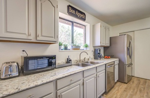 Oak Creek House | Peaceful Sedona retreat with red rock views, walk to Sedona Golf Resort