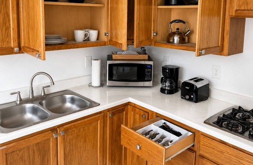 Sunrise Manor House | Peaceful Studio Full Kitchen Prime Location